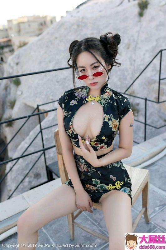 气质女神穆菲菲土耳其旅拍户外性感开胸衣秀白嫩肌肤写真