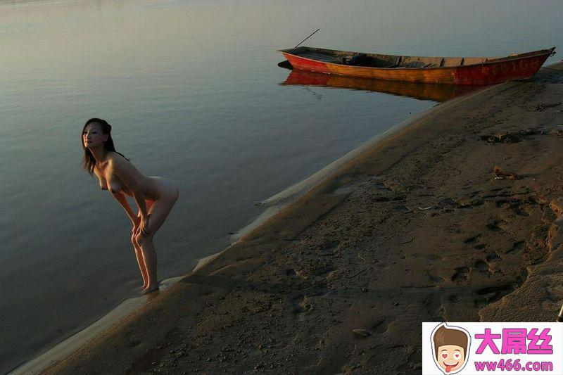 网路收集福利姬周扬青美女沙丘上的性感裸体诱惑