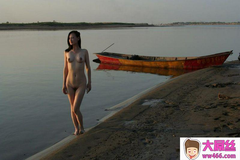 网路收集福利姬周扬青美女沙丘上的性感裸体诱惑
