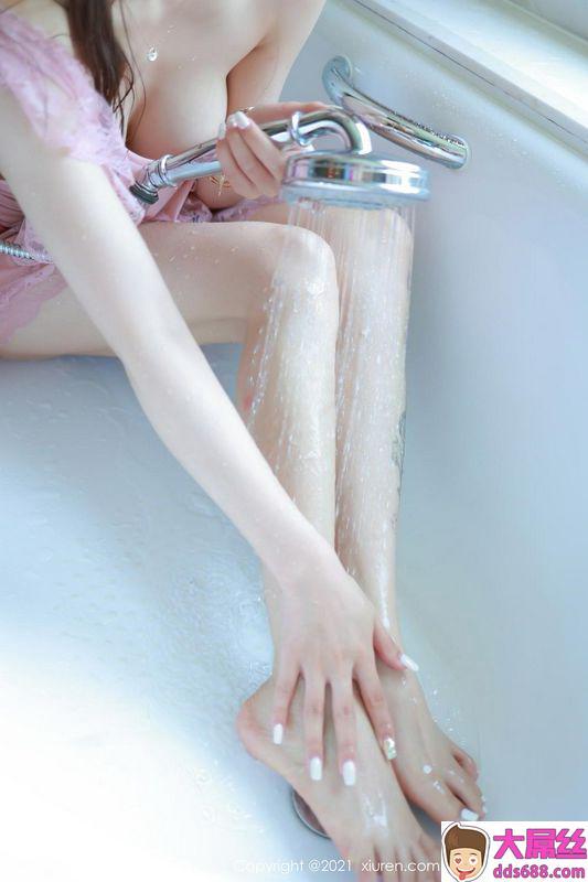 双马尾女孩夏西CiCi粉色女仆浴室湿身
