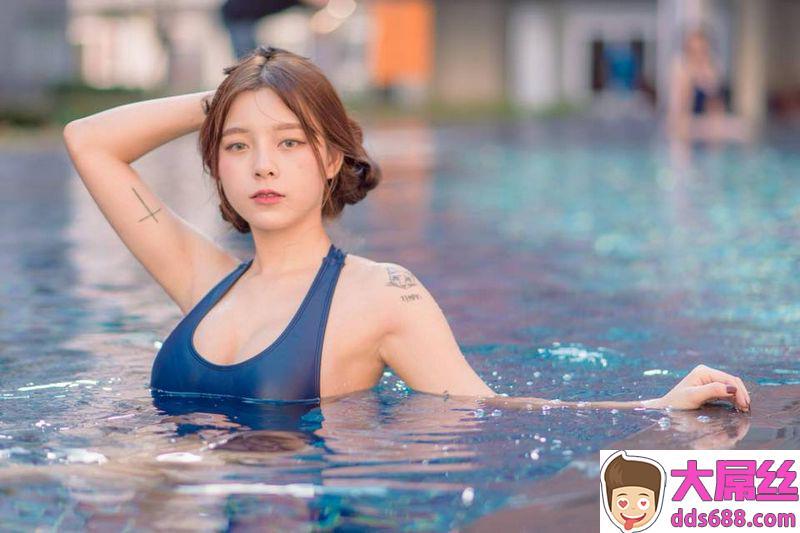 网络疯传！泰国妹子SuchadaPramoulkan露背泳装美图